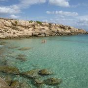 ファヴィニアーナ島のカラ・アズーラはマルサラを眺めながら遊泳できます♪