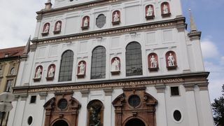 薄暗い中に棺が並んでいた