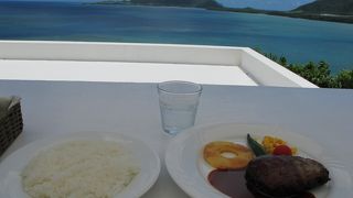 景色が良いところで食事ができます。