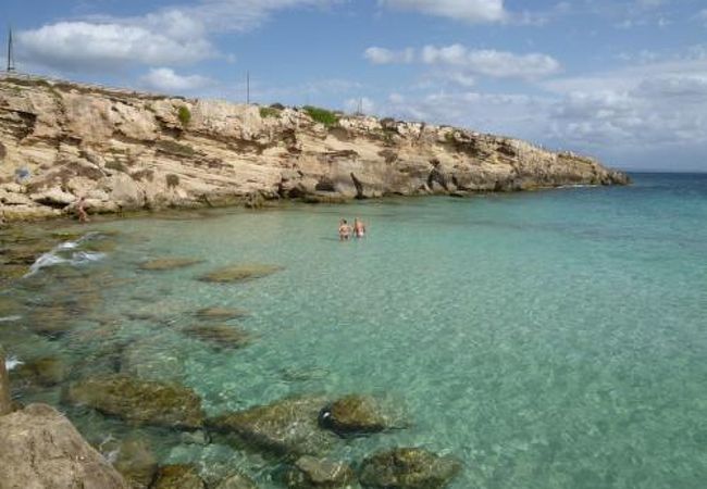 ファヴィニアーナ島のカラ・アズーラはマルサラを眺めながら遊泳できます♪