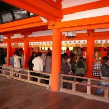 厳島神社内