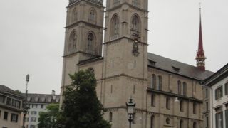 2本の塔をもつユニークな建築