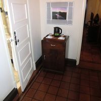 左がバストイレ・奥がベッド（この入口のスペースはよかった）