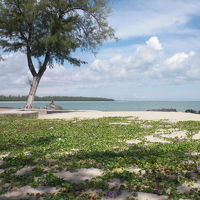 ホテルからすぐの浜辺。遠くに見えるのがマーメイド