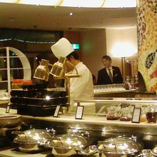 何人ものシェフが腕を振るっています。