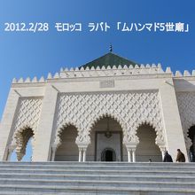 立派な白亜の建物「ムハンマド5世霊廟」