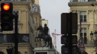 ヴィクトワール広場　ルイ14世の騎馬像がお出迎え