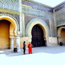 馬蹄型のアーチの「マンスール門」