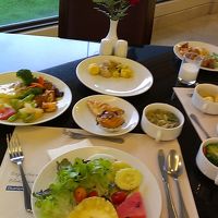 明るいレストランでおいしい朝食