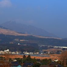 うっすらと根子岳が見える．