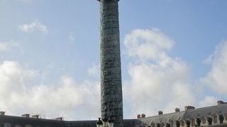 ヴァンドーム広場　リッツと宝飾と有名メゾンの広場