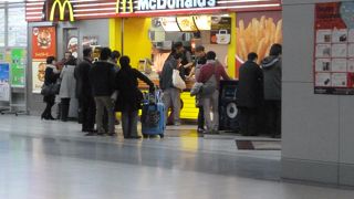 空港にもマクドナルドが