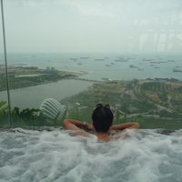 57階インフィニティプールの横にあるジャグジーは最高です