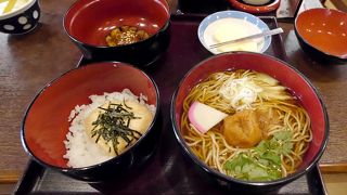 成田山新勝寺総門の前　便利なところにある　1100円のランチはまあまあか