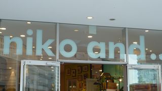 おしゃれな雑貨や家具も扱っているショップ