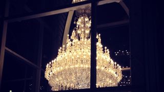 ここ数年クリスマスイルミネーションはバカラのシャンデリア