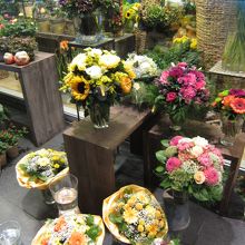 駅構内の店でこんな素敵な花が買えるなんて羨ましい