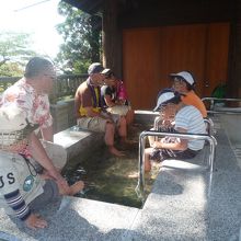 温泉建物向かいの足湯