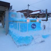 冬はホームに雪像ができます