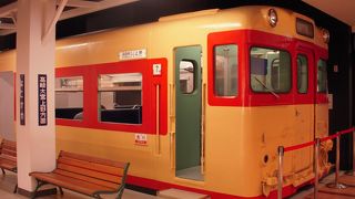 復元された急行志賀の列車の中で座席に座って峠の釜飯を食べられます。