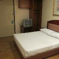 部屋はやや汚れている