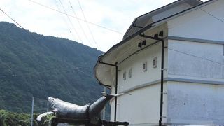 外に大きな鯨の像がある