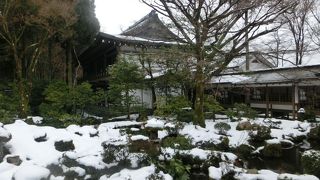 雪の残る冬の三千院