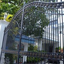 フェンス越しにしか見られない新大統領官邸、ティームゲ。