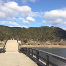 錦帯橋の上の木造通路