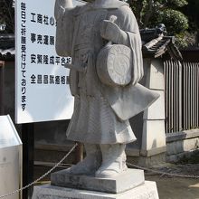 多くの人が記念撮影してた門前の像。