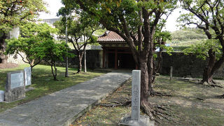 復元された総門を見学