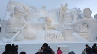 雪像はもちろんのこと、屋台も充実していました