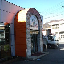 壬生駅そばの交差点角にあります。