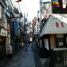 アーケード街から細い路地に入ったところにあります。