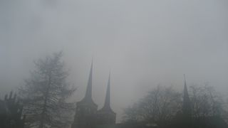 人形の像と一緒にどうぞ