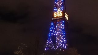 大通りにライトアップされてそびえるシンボルタワー