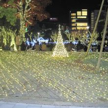 天神駅から歩いてすぐで、きれいにライトアップされていました。