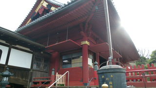 艶やかな朱色です