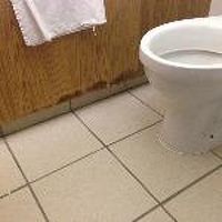 バスルームの壁はぼろぼろです