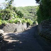 大里地区にある陣屋跡の玉石垣は、上部が反った形になっています。