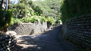 大里地区にある陣屋跡の玉石垣は、上部が反った形になっています。