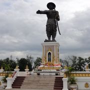 タイに向かって握手の手を差し伸べていらっしゃるアヌウォン王像