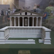 神殿の復元  奥にアルテミスが見える