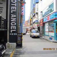 コンビニが入口前にあります