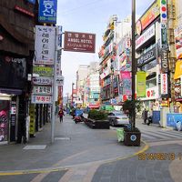 通りに看板があります