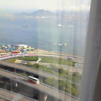 窓の外はマカオへ向かうターボジェットが見えます