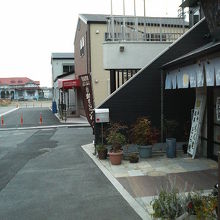レトロな駅舎の浜寺駅からも近いお店です。