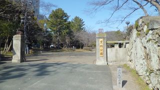 城址公園で、美術館や運動場もあります