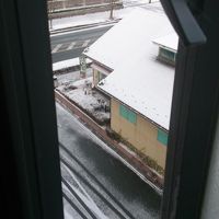 ホテルすぐ前に飲食店があります