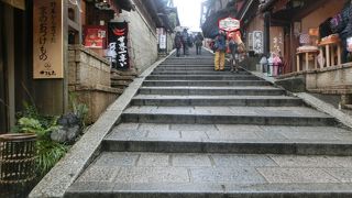 両側には多くのお店が並ぶ三年坂